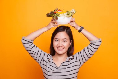 Salata sağlıklı Asyalı kadın.