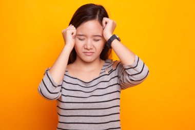 Genç Asyalı kadın hasta ve baş ağrısı var.