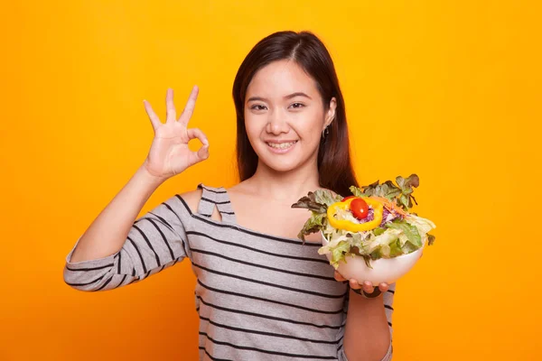 Sano asiatico donna spettacolo OK con insalata . — Foto Stock