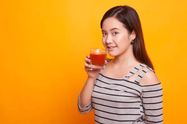 Jovem mulher asiática beber suco de tomate . — Fotografia de Stock