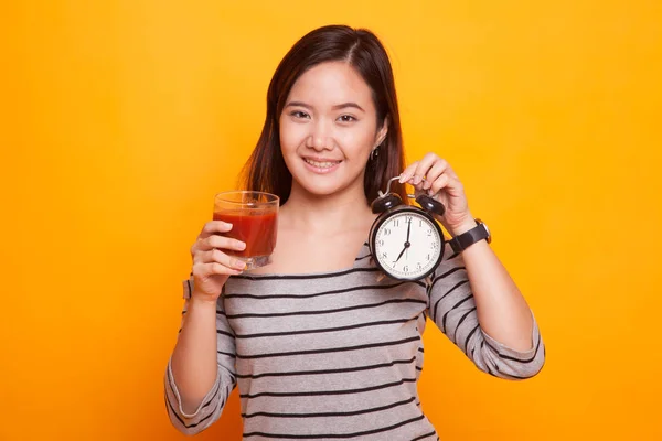 Joven mujer asiática con jugo de tomate y reloj . —  Fotos de Stock
