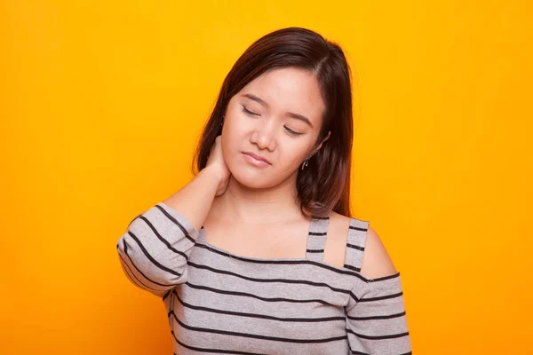 Young Asian woman got neck pain. — Stock Photo, Image