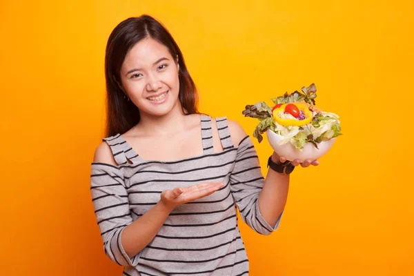 Friska asiatisk kvinna med sallad. — Stockfoto