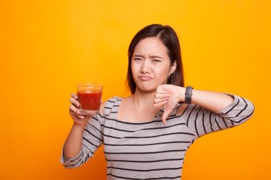 Asyalı kadın başparmak aşağı domates suyu nefret ediyorum..