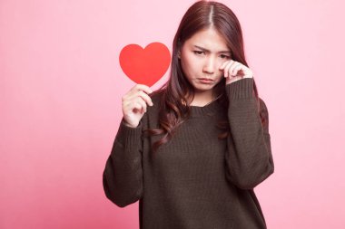 Asyalı kadın üzgün ve kırmızı kalpli cry.