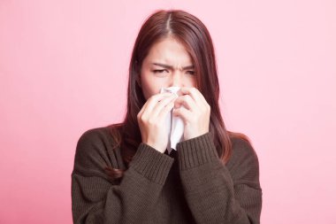 Genç Asyalı kadın hasta ve grip var.