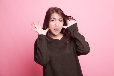 Genç Asyalı kadın dilini yapışkanlık dışarı.