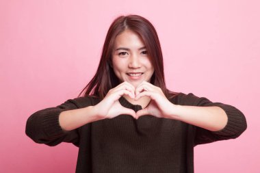 Genç Asyalı kadın kalp işaret göster.