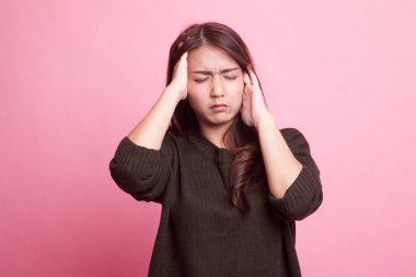 Genç Asyalı kadın hasta ve baş ağrısı var.