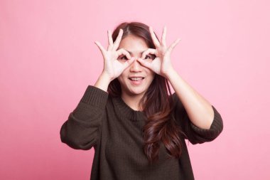 Asyalı kadın yapmak komik Çift Ok işareti olarak gözlük.