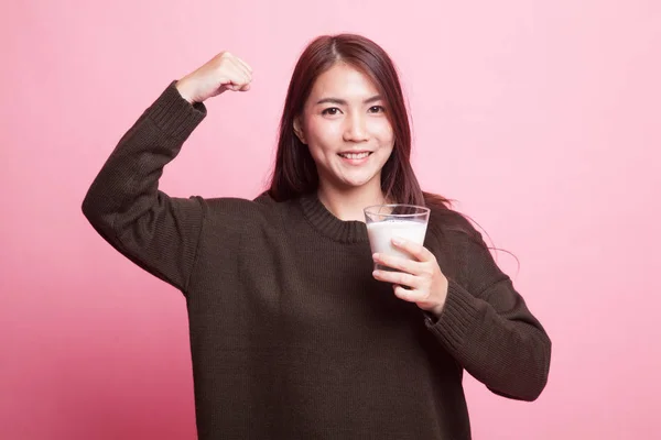 健康的亚洲女人，喝一杯牛奶. — 图库照片