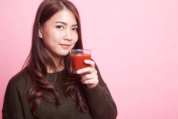 Jovem mulher asiática beber suco de tomate . — Fotografia de Stock