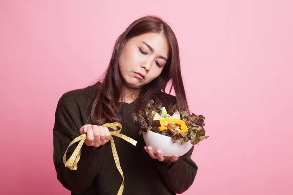 Ongelukkig Aziatische vrouw met het meten van de tape en salade. — Stockfoto