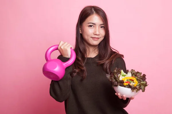 Mulher asiática saudável com kettlebell e salada . — Fotografia de Stock