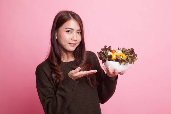 Mulher asiática saudável com salada . — Fotografia de Stock