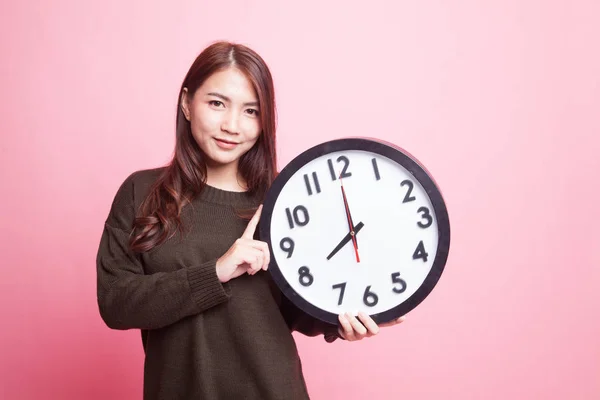 Jeune femme asiatique avec une horloge. — Photo