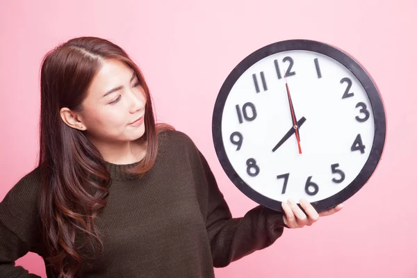 Jong aziatisch vrouw met een klok. — Stockfoto