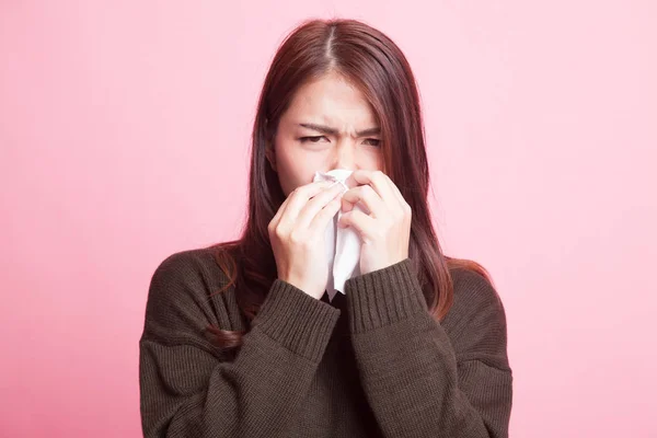 Jeune femme asiatique est tombé malade et la grippe . — Photo