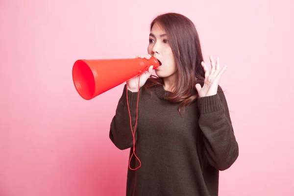 Hermosa joven asiática mujer anunciar con megáfono . —  Fotos de Stock