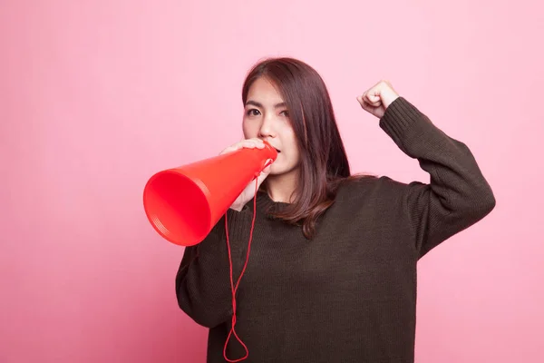 Mooie jonge Aziatische vrouw kondigen met megafoon. — Stockfoto