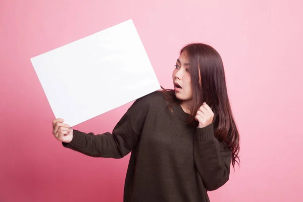 Jonge Aziatische vrouw verrassen met witte leeg bord. — Stockfoto