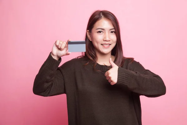 Jovem mulher asiática polegares para cima com um cartão em branco . — Fotografia de Stock