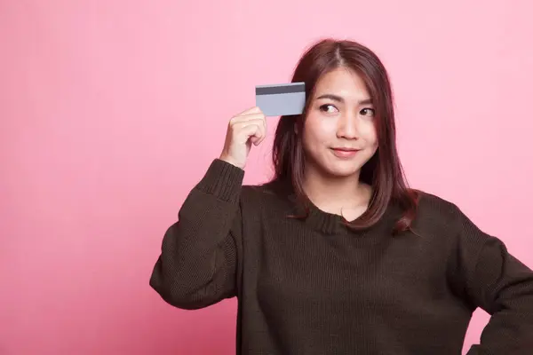 Jonge Aziatische vrouw denk met een lege kaart. — Stockfoto