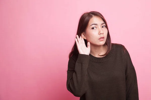 美しい若いアジア女性何かに耳を傾ける. — ストック写真