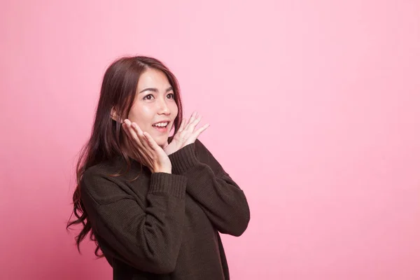 Young Asian woman is surprised and smile. — Stock Photo, Image