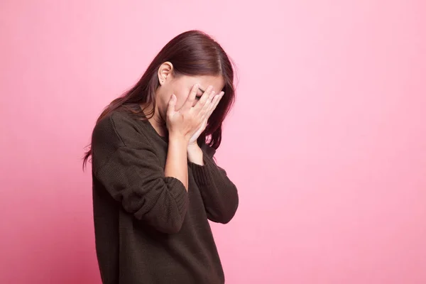 Triste jeune asiatique femme pleurer avec la paume à face. — Photo