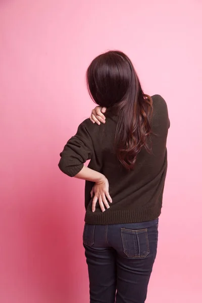 Joven asiática mujer got espalda dolor . — Foto de Stock