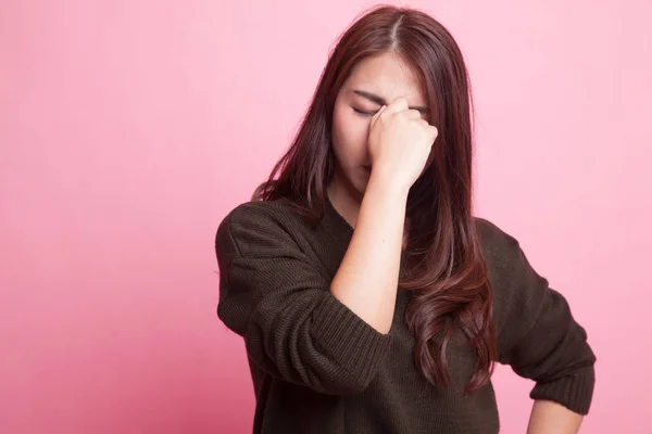 Junge asiatische Frau wurde krank und bekam Kopfschmerzen. — Stockfoto