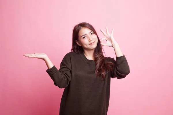 Güzel genç Asyalı kadın göstermek palm el ve Ok işareti. — Stok fotoğraf