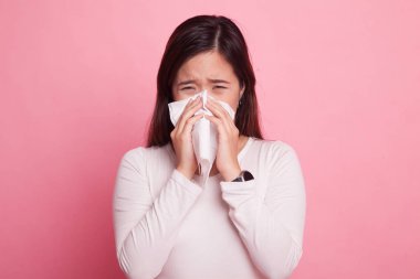 Genç Asyalı kadın hasta ve grip var.