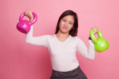 Asyalı kadın dumbbells ile yorgun.