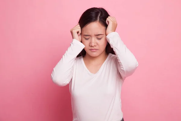 Jeune femme asiatique est tombé malade et mal de tête . — Photo