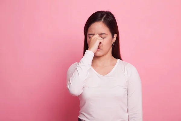 Jeune femme asiatique est tombé malade et mal de tête . — Photo