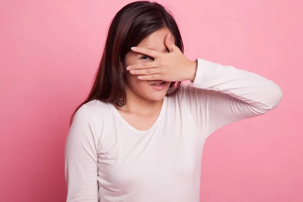 Beautiful young Asian woman peeking through fingers. — Stock Photo, Image