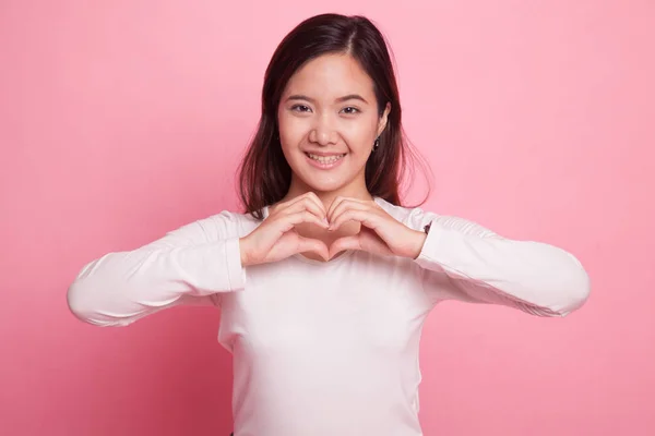Joven mujer asiática mostrar corazón mano signo . —  Fotos de Stock