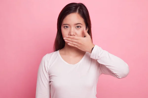 Junge asiatische Frau schließt ihren Mund mit der Hand. — Stockfoto