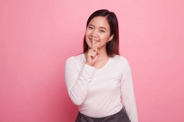 Asiática chica sonrisa mostrar bastante mano signo . —  Fotos de Stock