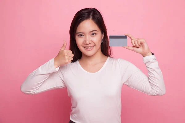 Jonge Aziatische vrouw duimen omhoog met een lege kaart. — Stockfoto