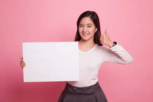 Junge asiatische Frau zeigen Daumen nach oben mit weißen leeren Zeichen. — Stockfoto