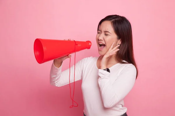 Hermosa joven asiática mujer anunciar con megáfono . — Foto de Stock