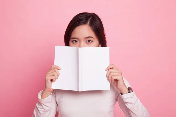 Jong aziatisch vrouw met een boek. — Stockfoto