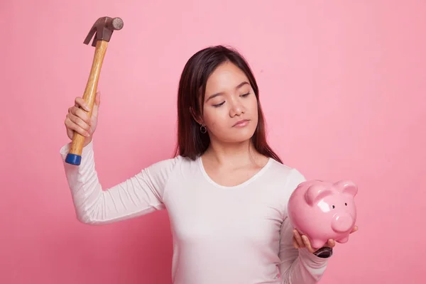 Mujer asiática con banco de monedas de cerdo y martillo . — Foto de Stock