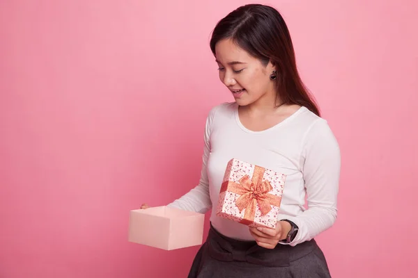 Giovane donna asiatica aprire una scatola regalo . — Foto Stock
