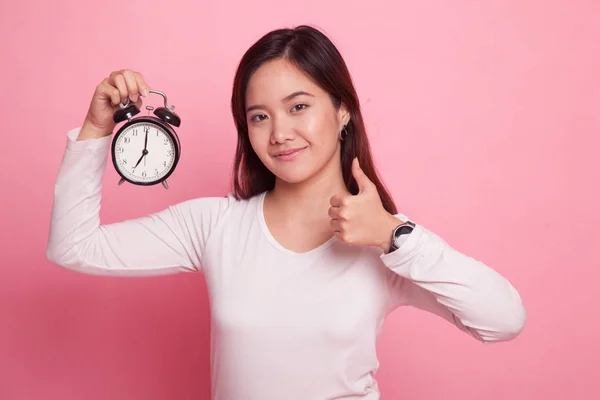 若いアジア女性は時計と親指を表示します。. — ストック写真