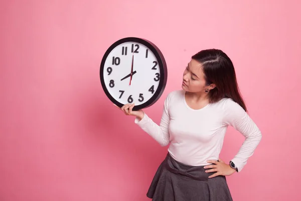 Jeune femme asiatique avec une horloge. — Photo