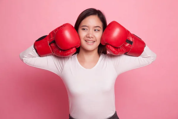 Joven mujer asiática con guantes de boxeo rojos . —  Fotos de Stock